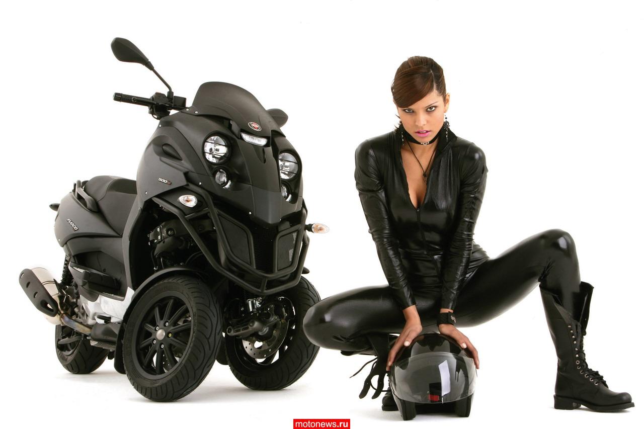 девушка в черном комбинезоне на скутере квадрацикле