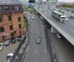 Мотоциклист слетел с моста на парковку в Москве